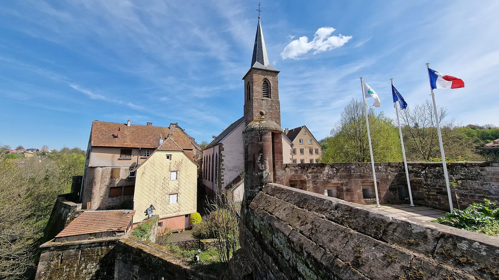 Le village de La Petite-Pierre et ses remparts, sur son éperon de grès