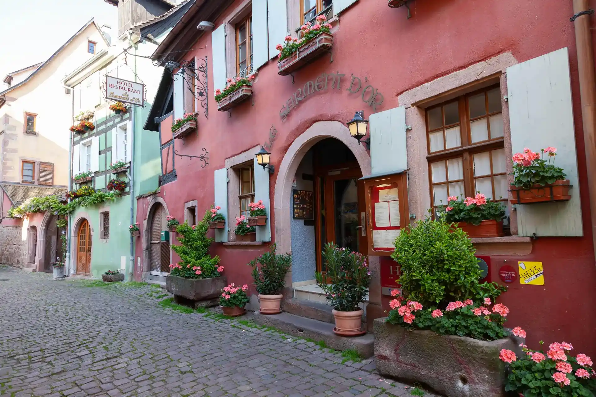 Riquewihr — ruelles médiévales et maisons à colombages du XVe siècle