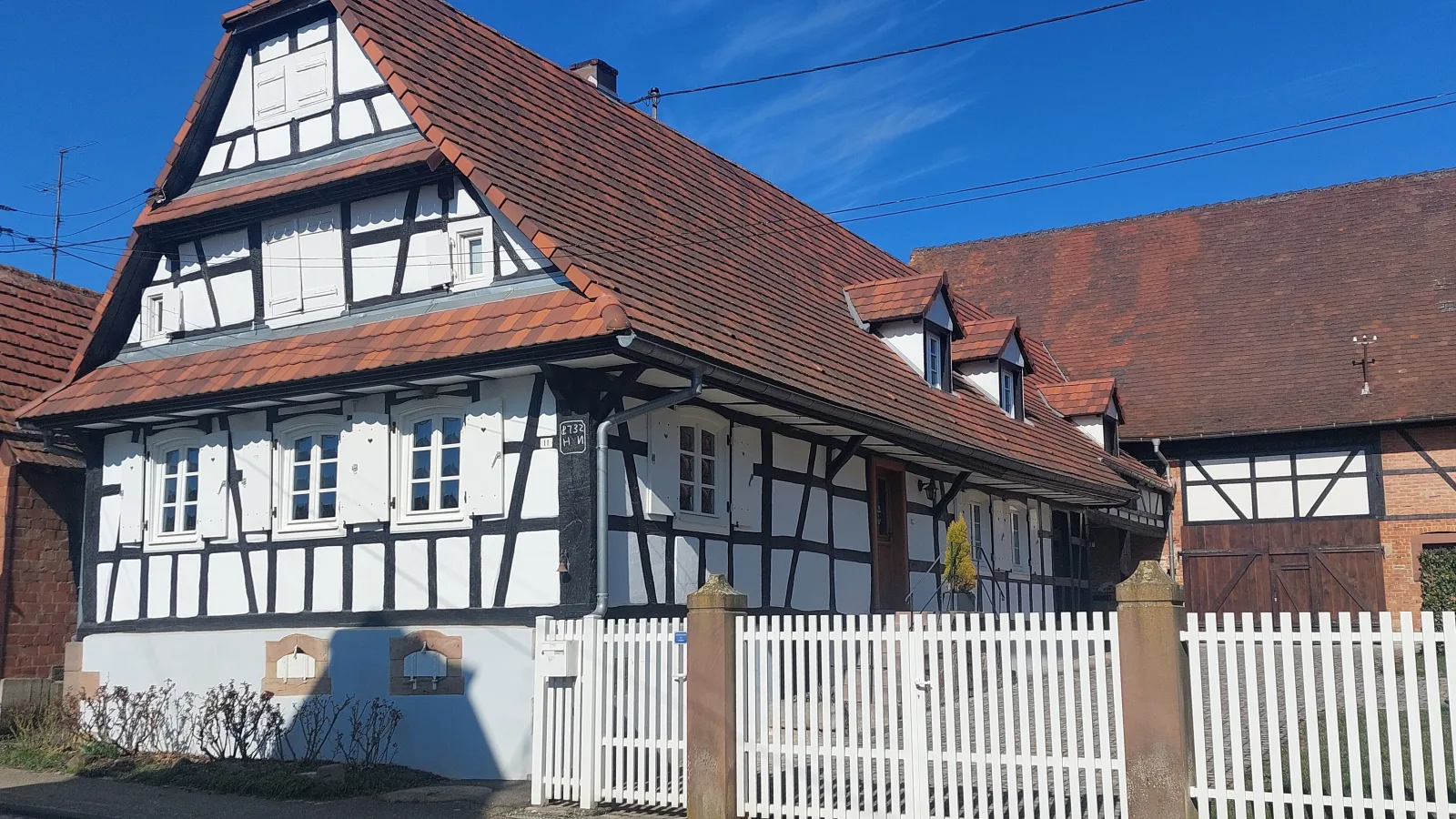 Ferme à colombages blanchie à la chaux dans la rue principale de Hunspach