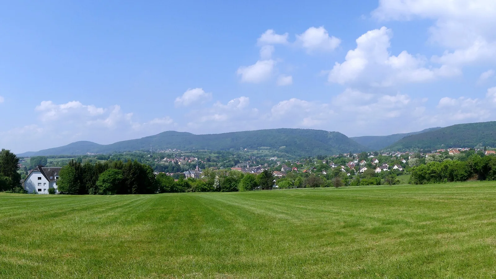 Niederbronn-les-Bains au pied des collines des Vosges du Nord