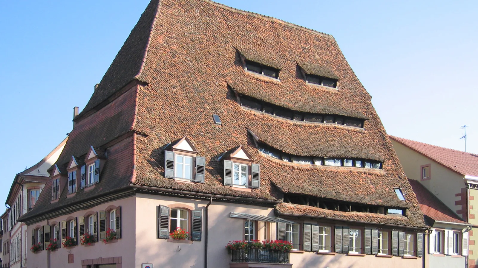 La Maison du Sel de Wissembourg et son immense toit de tuiles